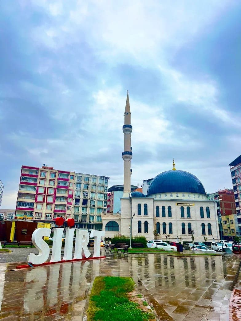 Siirt Meydanı gündüz — cami ve meydan, Siirt taksi hizmet bölgesi