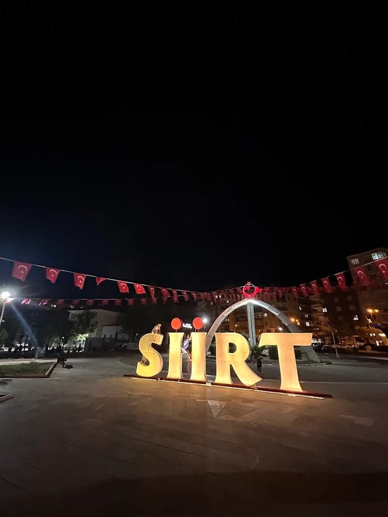 Siirt Meydanı gece — ışıklı tabela, Siirt Meydan Taksi Durağı